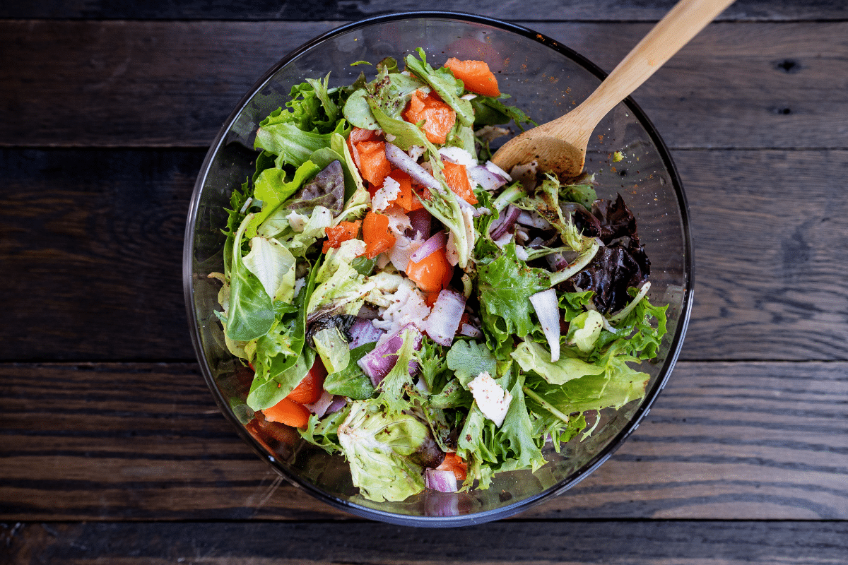 bowl of salad how to keep greens and lettuce from wilting and getting slimey