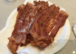 kokt bacon på en plate