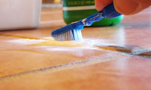 cleaning-grout-with-baking-soda-and-lemon-juice
