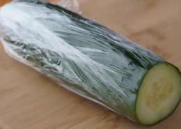 snijd de komkommer in plastic folie te verlengen levensduur
