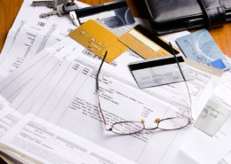 Karty kredytowe i rachunki na stole. Numer i dowód osobisty karty kredytowej zostały usunięte lub zastąpione z oryginału, aby zapobiec niepotrzebnym rzeczom.