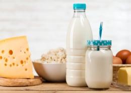 mælk og mejeriprodukter på et træbord