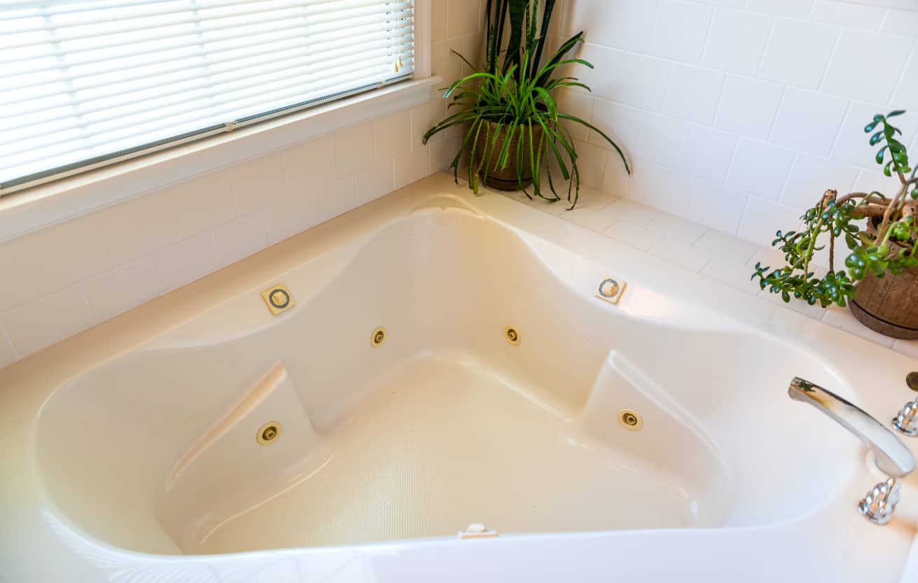 jacquzzi bathtub clean white