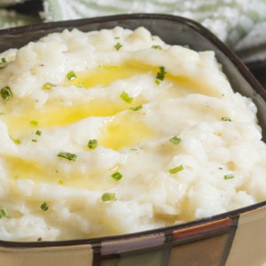 mashed potatoes with melted butter and chives