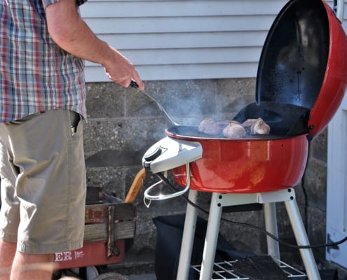 millennial-grilling-steaks-using-an-electric-grill