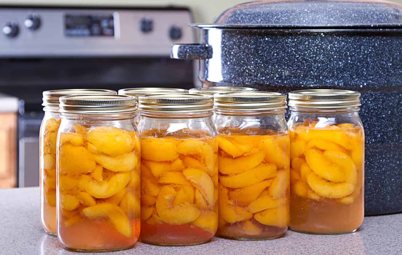 Canned peaches with large pot or canner